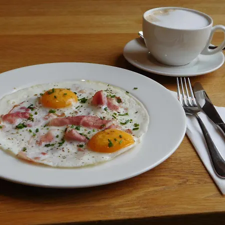 Eden 招待所 3*